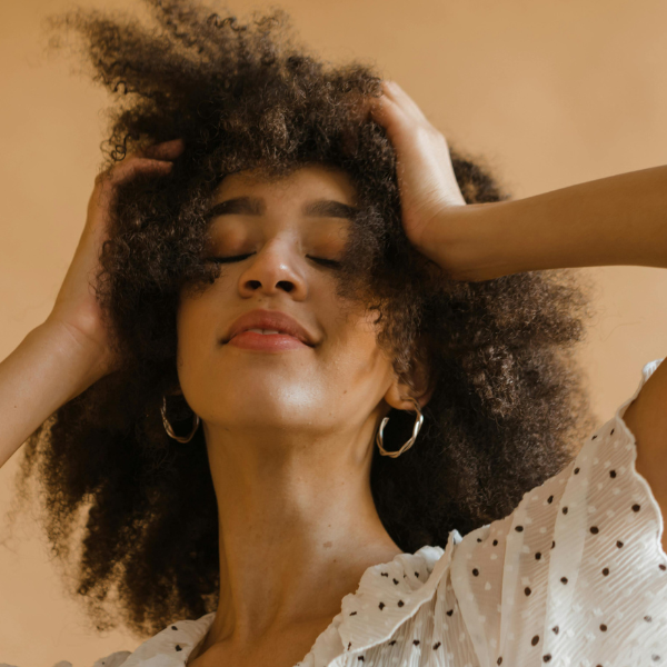 démêler ses cheveux bouclés